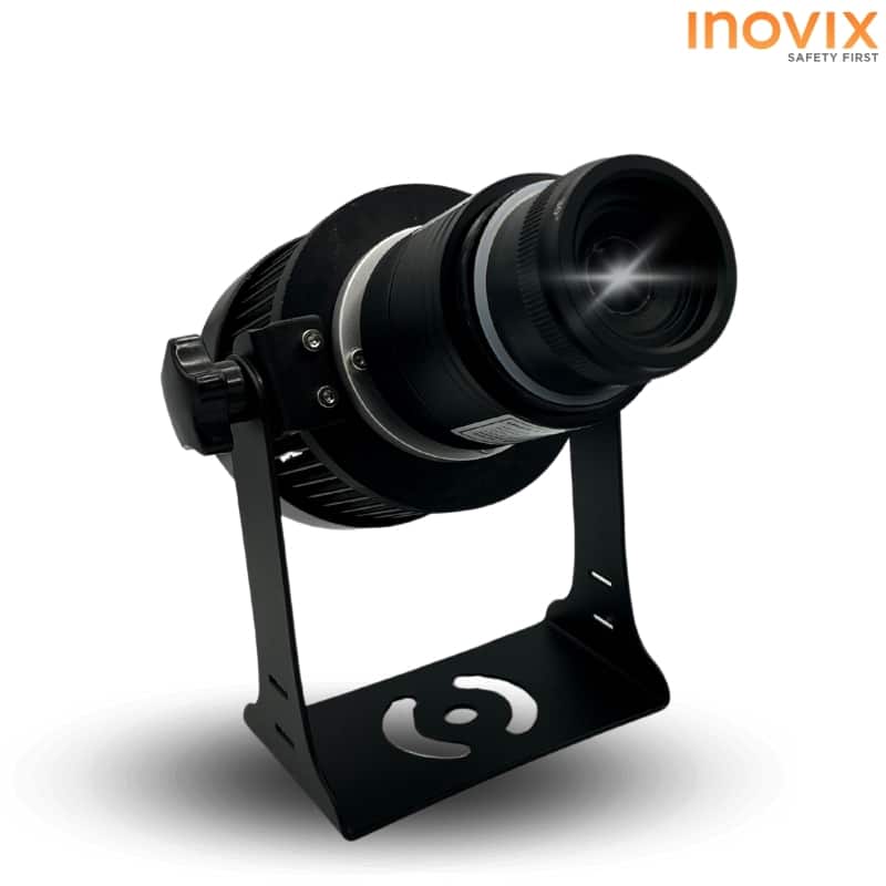 Proyector LED 150W INOVIX INO-1-150 con señales proyectadas brillantes para seguridad hasta 8 metros